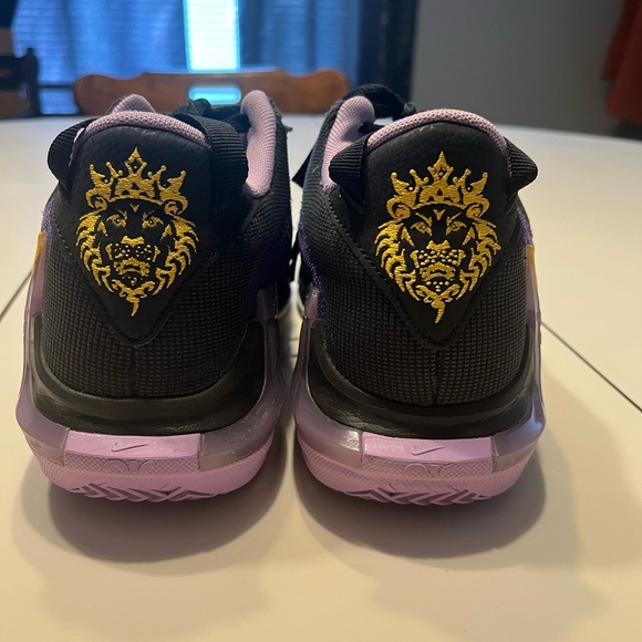 Nike LeBron Witness 7 DM1123-002 Sz 8.5 Mens Black/Purple/Gold Basketball Lakers main image 7